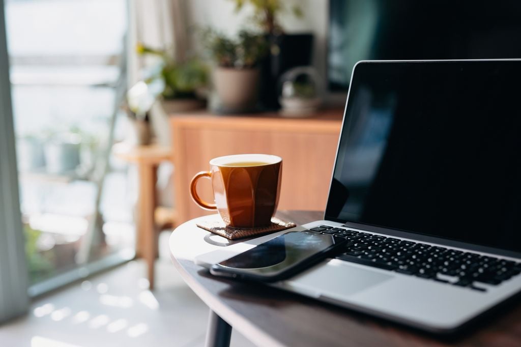 Mesa de trabajo con ordenador, móvil y taza de café