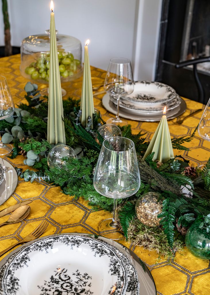 Decoración muy natural en una mesa de Navidad elegante