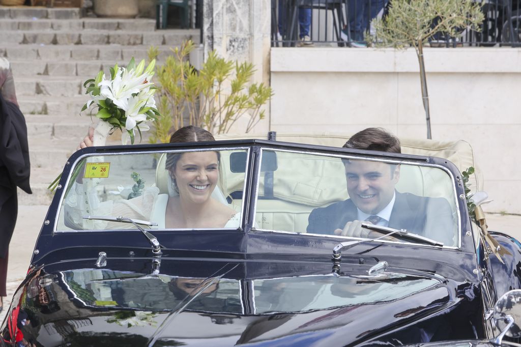 Los novios abandonan la iglesia en un descapotable clásico