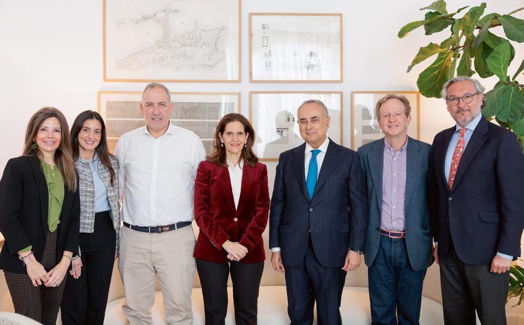 De izquierda a derecha, Cristina Hernandez Benito-Delgado (directora de Fundación INTHEOS), Anna Anton (Marketing digital de Pompadouour), Dr. Javier Rodriguez (codirector del Departamento de Oncología Médica de la Clínica Universidad de Navarra), Mercedes Sanchez Pérez (vicepresidente de Fundación INTHEOS), D. Javier Gimenez (director general de Pompadour), Dr. Cristian Smerdou (investigador principal del Grupo de Terapia Génica del Cáncer del Cima Universidad de Navarra) y D. Miguel Ortega (director comercial de Pompadour)