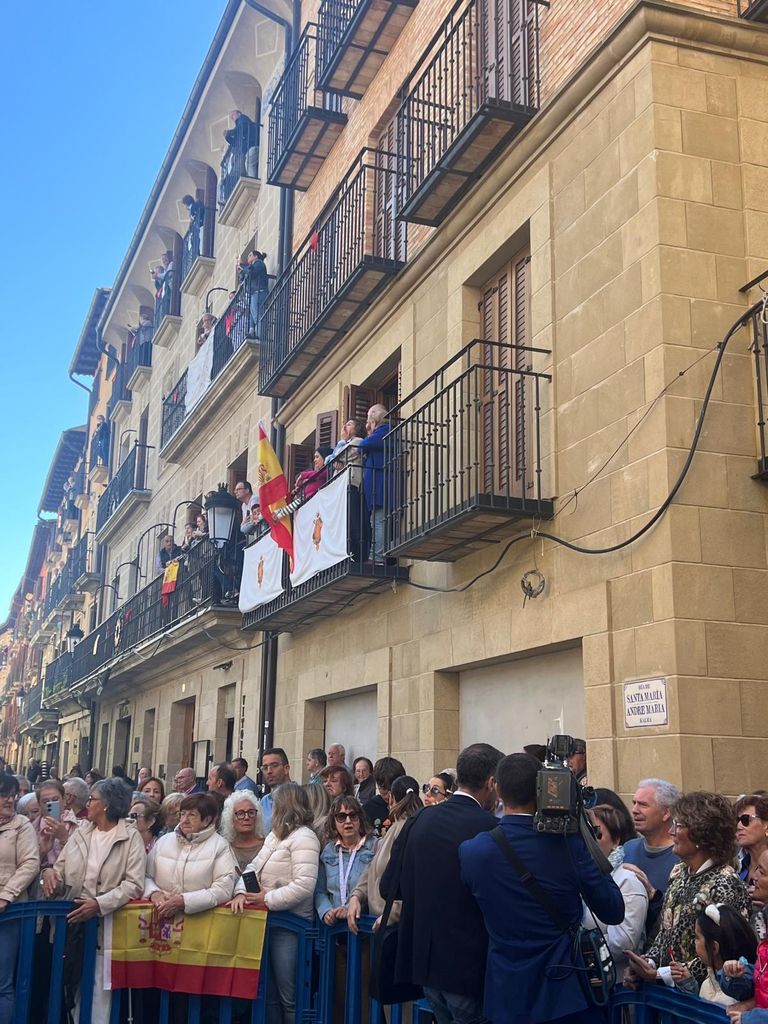 Gran expectación en el Ayuntamiento de Viana a la esperada de la visita de los Reyes y Leonor