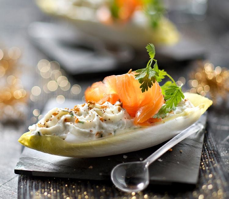 Endivias rellenas de 'ricotta' con eneldo, piñones y salmón ahumado