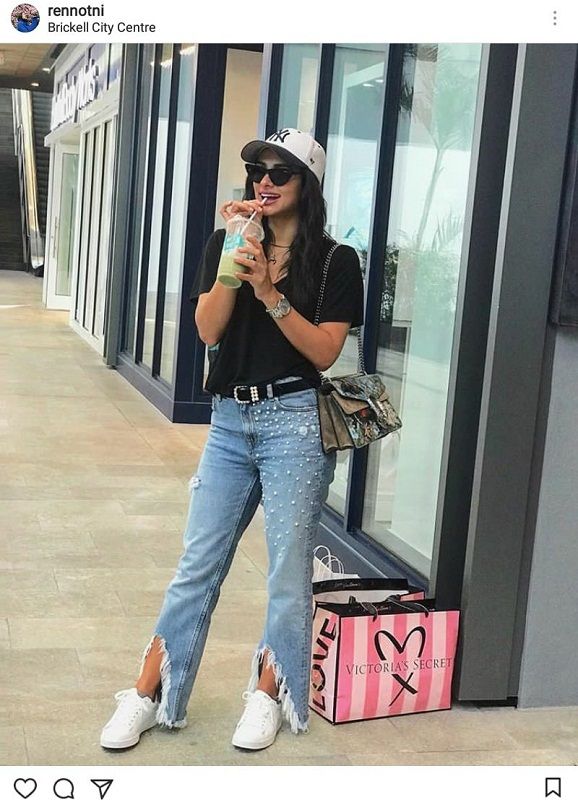 Renata Notni con sneakers y jeans