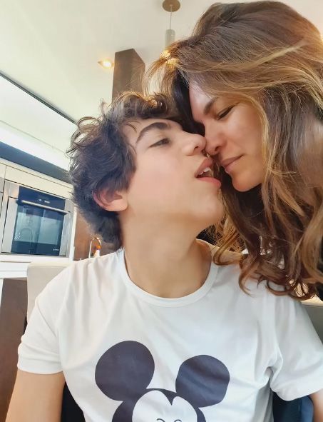 Fabiola supercariñosa con su hijo Kike