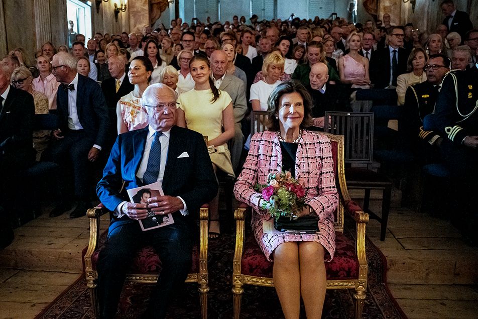 La princesa Estelle de Suecia celebrando el 50 aniversario de su abuela Silvia como reina.