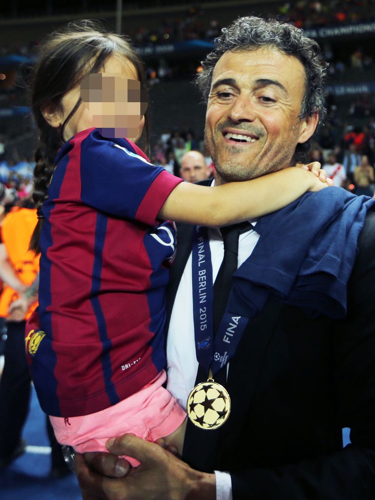 Luis Enrique y su hija Xana, celebrando la victoria en la final de la UEFA Champions League en 2015 