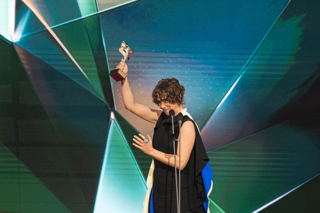 La actriz vasca, con su premio por 'Los Domingos'