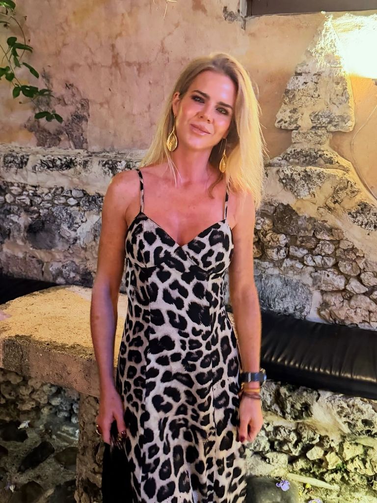 Amelia Bono con vestido de estampado de leopardo.