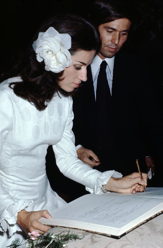 Look de novia de Natalia Figueroa en su boda con Raphael con flor en el pelo