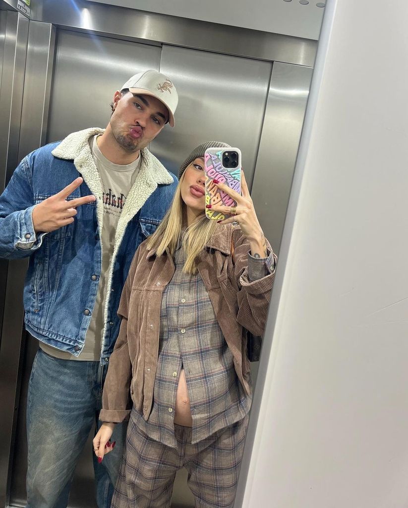 Plano medio de Alejandra Rubio posando en un espejo con Carlo Constanzia