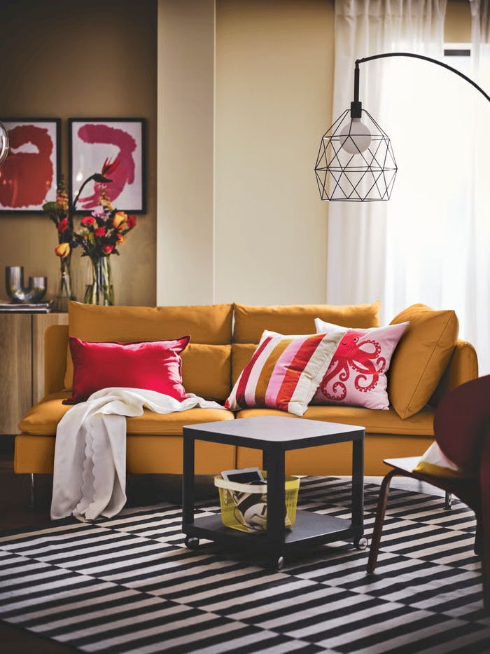 Salón con sofá amarillo