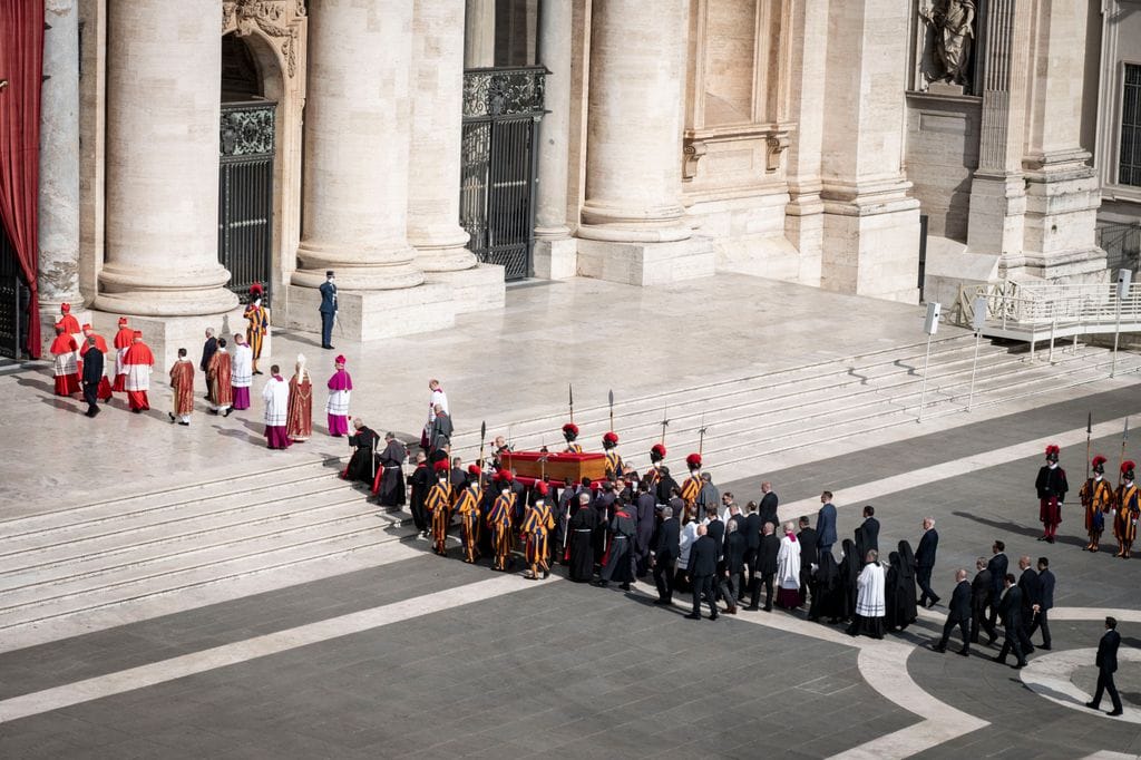 La procesión hacia la Basílica fue solemne y acompañada por sacerdotes, religiosas y demás colaboradores del Papa 