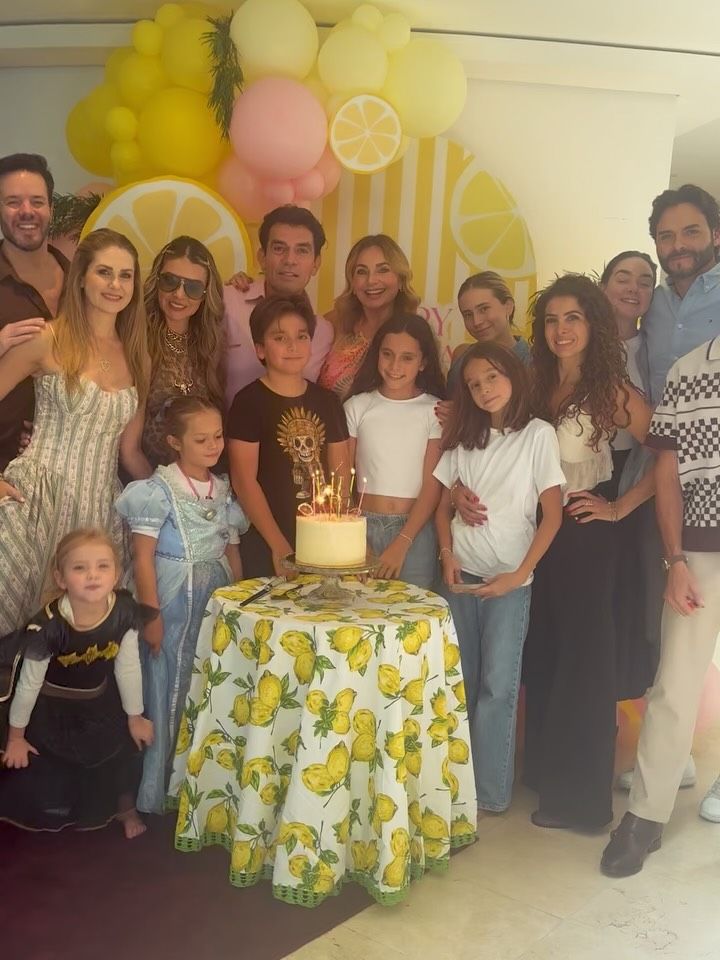 Reunida con la familia y amigos, Elizabeth Álvarez celebró su cumpleaños 49
