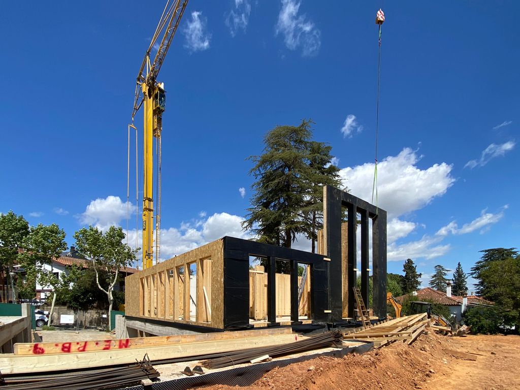Fase de montaje de una casa industrializada de madera en Sant Cugat (Barcelona)