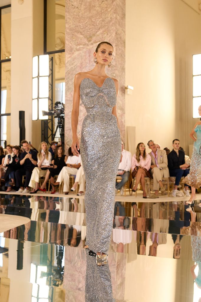 Tras reconciliarse con Taylor Swift para su boda, Karlie Kloss aterriza en París para Schiaparelli una colección inspirada en Gaudí