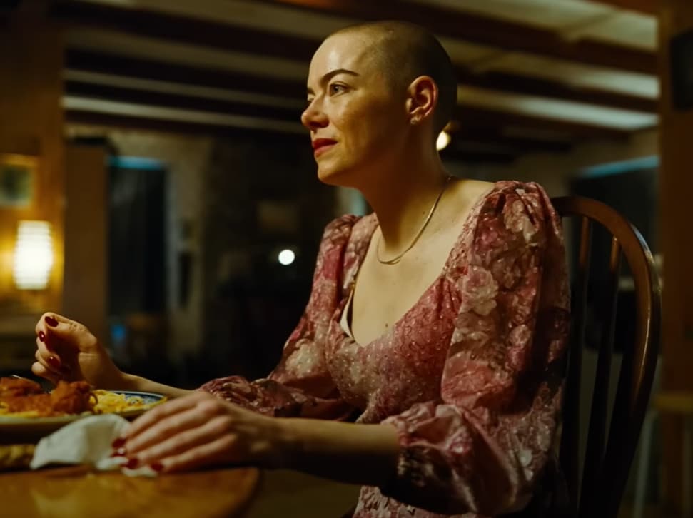 Emma Stone en una imagen de la película Bugonia