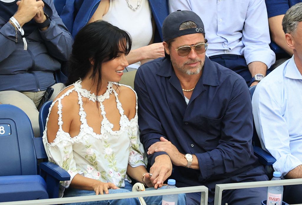 Brad Pitt e Inés de Ramón, cogidos de la mano durante el partido