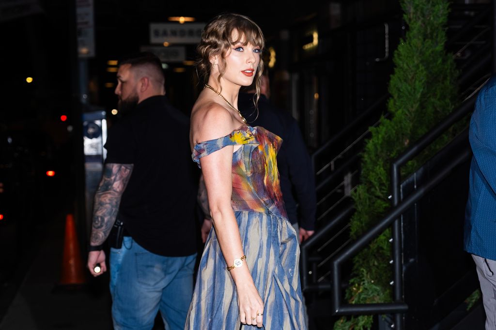 Plano medio de Taylor Swift con vestido estampado bardot