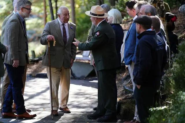 El rey Carlos se apoyó en su bastón ornamentado mientras atravesaba el difícil terreno de las Tierras Altas escocesas.