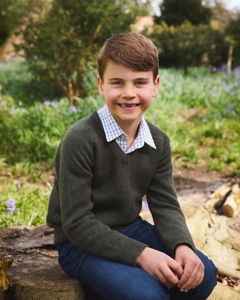 El príncipe Louis, hijo menor del príncipe William y la princesa Kate, en su retrato oficial por su séptimo cumpleaños.