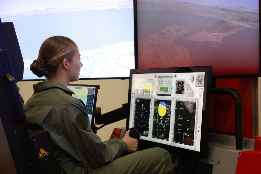 La princesa Leonor, a bordo de un simulador en la base aérea de San Javier (Murcia) 