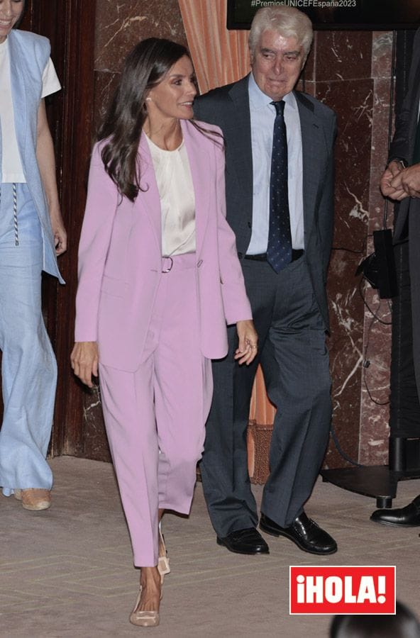 Reina Letizia traje rosa
