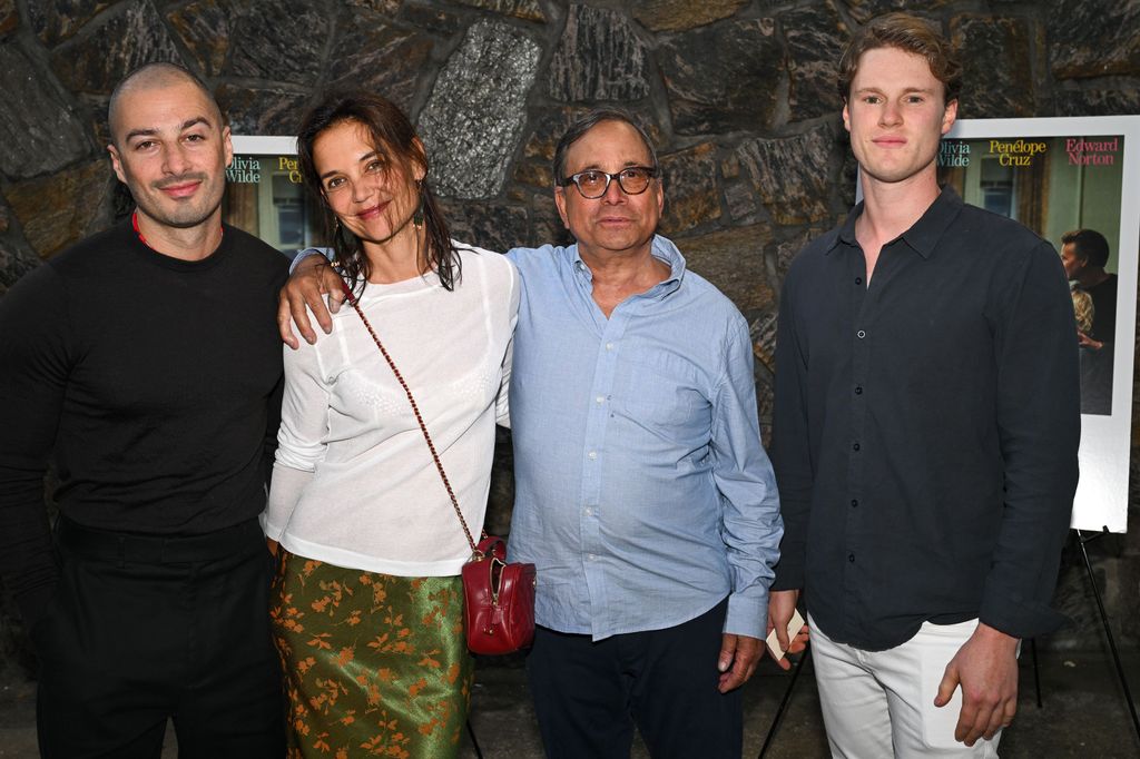 Katie Holmes y su nuevo novio posaron juntos en la proyección de "The Invite", en Regal UA Cinema & The Boat House, en East Hampton, Nueva York, .