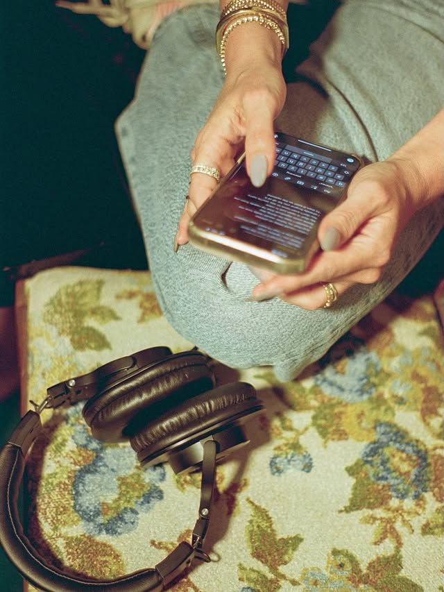 Hilary Duff comparte esta foto trabajando en su música