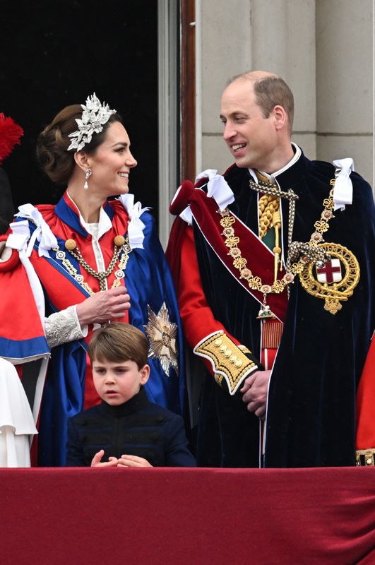 Carlos III se asoma por primera vez, como monarca del Reino Unido, al balcón del Palacio de Buckingham