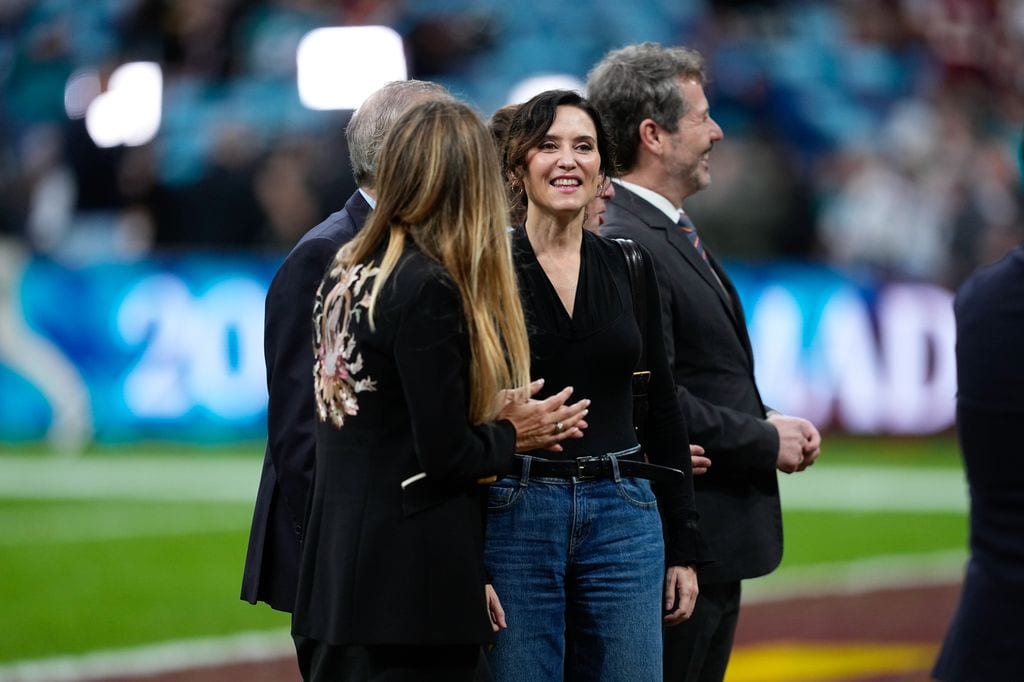 Isabel Díaz Ayudo en el partido de la NFL en el estadio Santiago Bernabéu, Madrid, 2025.