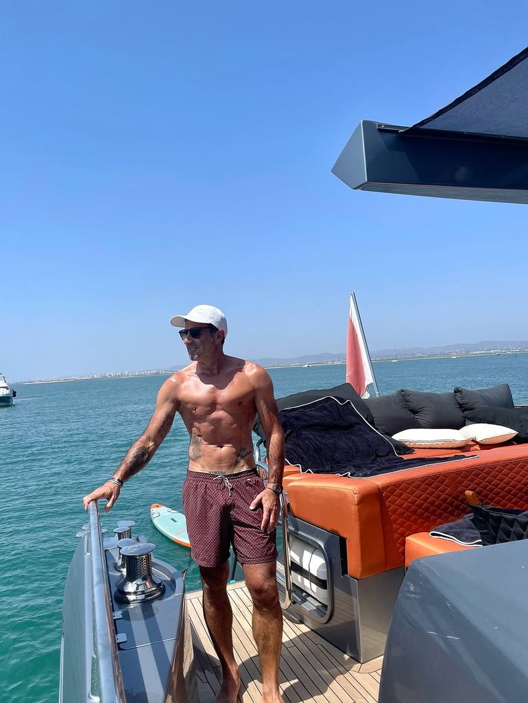 Figo, a bordo del lujoso yate durante sus vacaciones en Portugal
