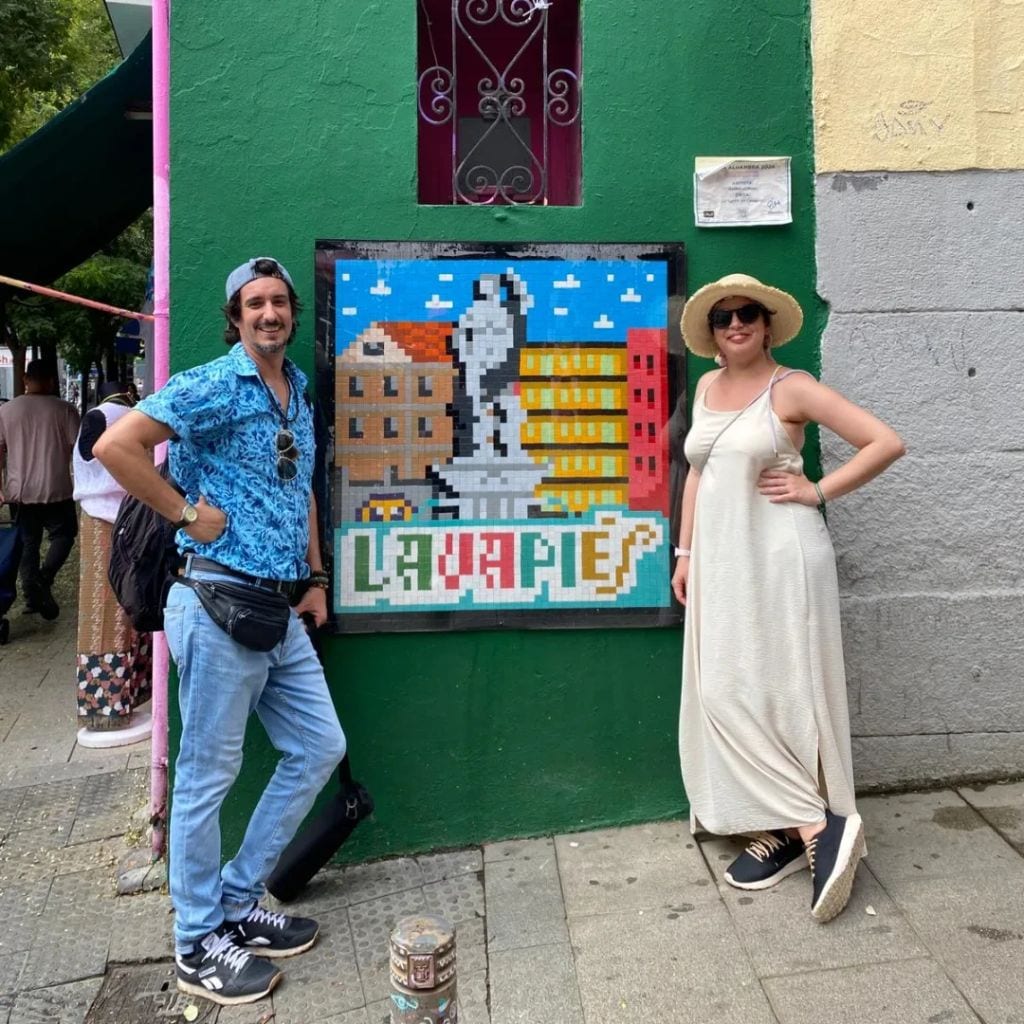 Plano entero de Inima Fuentes posando con su marido en Lavapiés