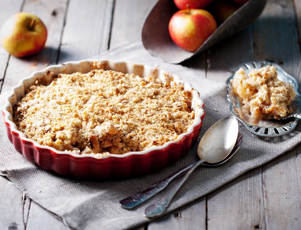 En lugar del pan tradicional puedes usar torrijas desmenuzadas para hacer un crumble. 