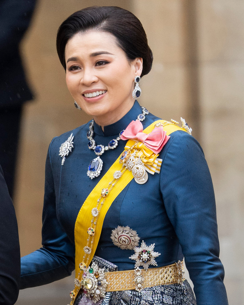 La reina Suthida junto al parure de zafiros en la coronación de Carlos III