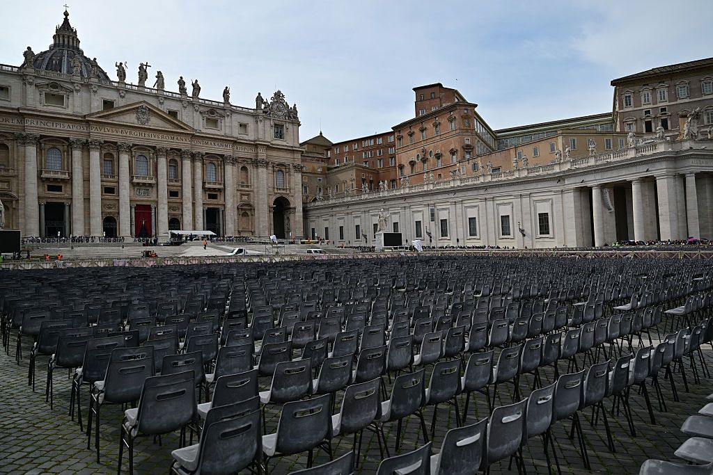Esta imagen muestra sillas vacías en la Plaza de San Pedro, de cara a los preparativos para el funeral del Papa Francisco, el cual se llevará a cabo el sábado 26 de abril 2025