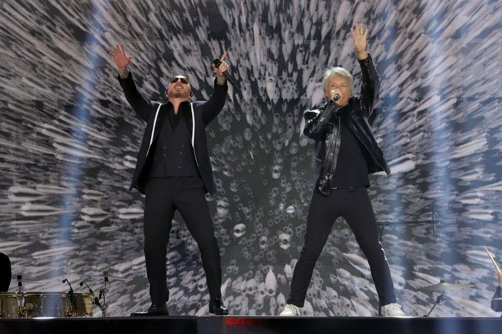 Pitbull y Jon Bon Jovi actúan juntos en la gala de los Grammy Latinos en 2024 en Miami 
