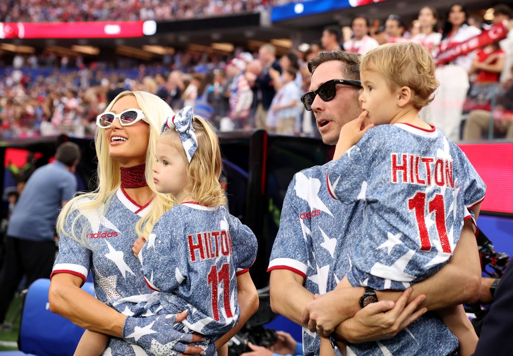 Paris Hilton y su marido, Carter Reum, con sus hijos Phoenix Hilton-Reum y London Hilton-Reum