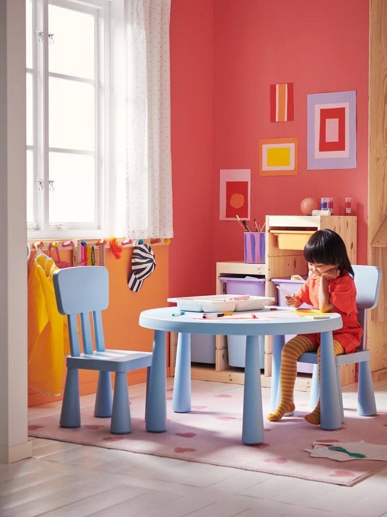 Niña dibujando en su cuarto