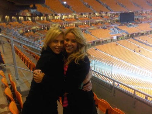 Shakira, que actuó en la ceremonia de clausura, con la actriz Charlize Theron