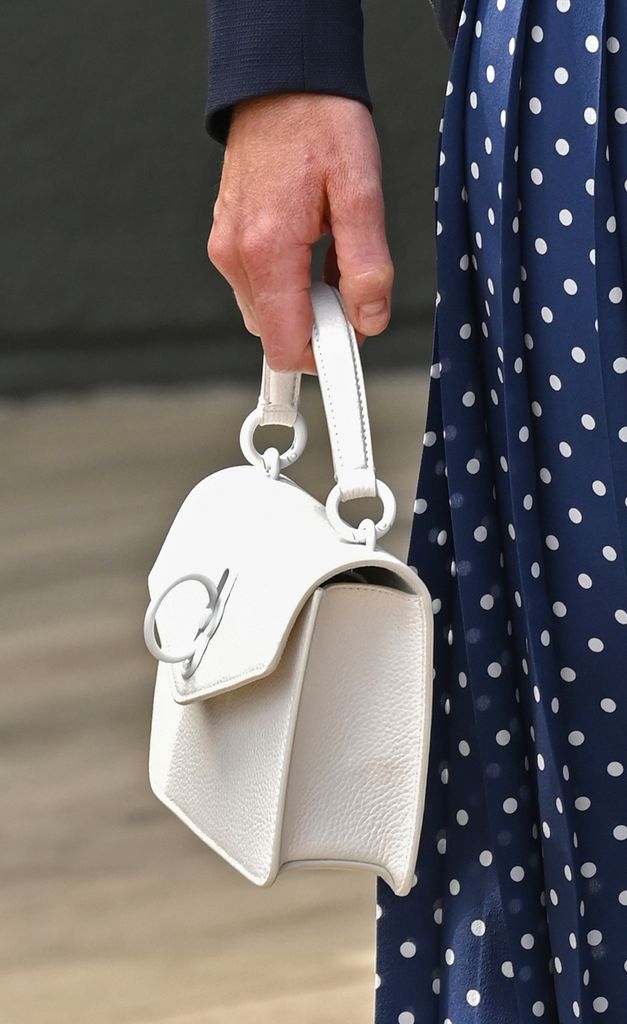 Un vistazo de cerca a su bolso. 