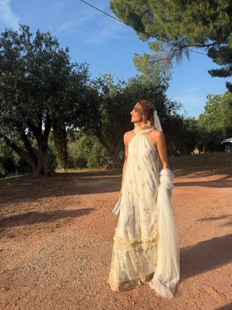 Isabelle Junot, la mejor vestida en una boda andaluza con dos looks de escote halter y drapeados