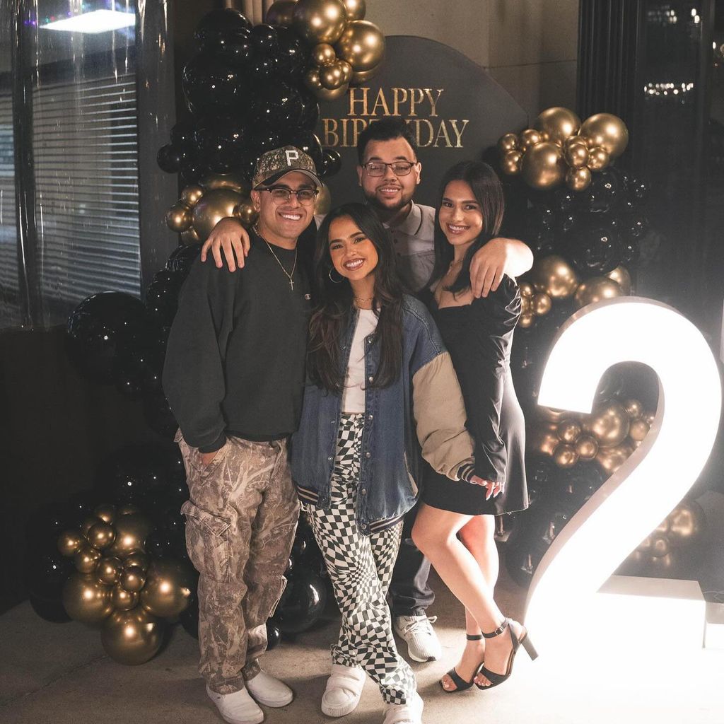 Becky G y sus hermanos