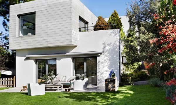 Esta casa, proyectada por Ábaton (abaton.es), se abre al exterior logrando un plus de luminosidad en todas las estancias y una conexión directa con el entorno que la rodea, convirtiendo al jardín en otra estancia más durante los meses veraniegos. © Belén Imaz
