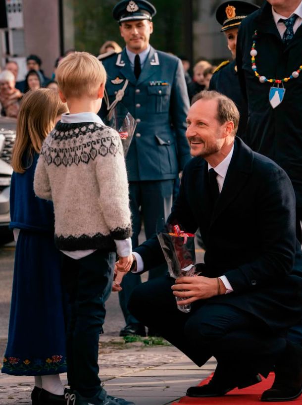 El rey Haakon fue recibido en Narvik con una alfombra roja
