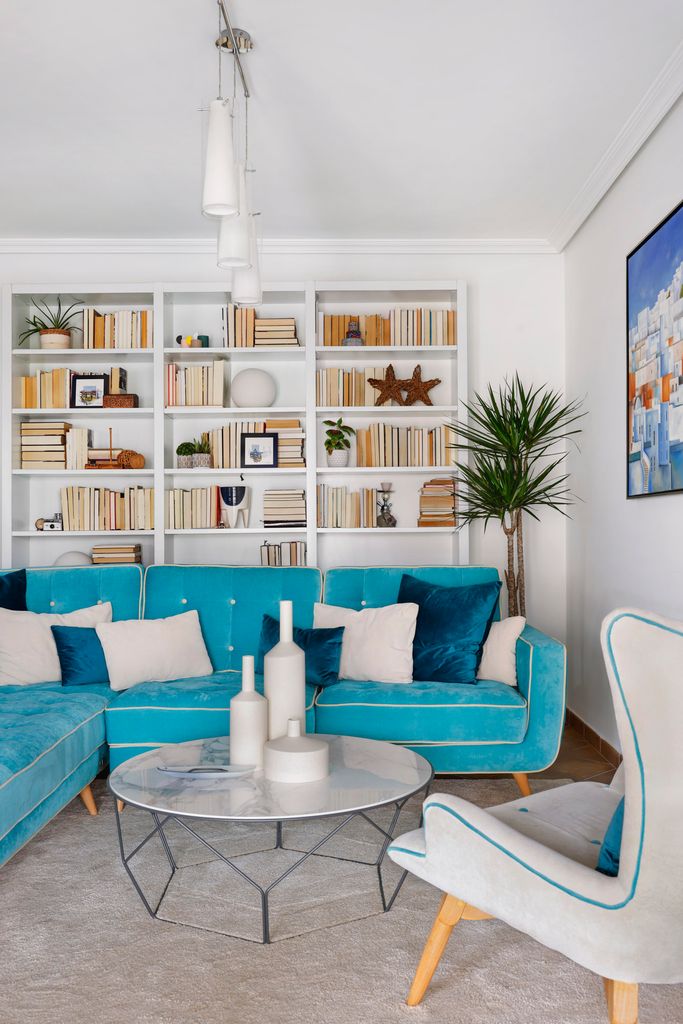 Salón con sofá azul. 