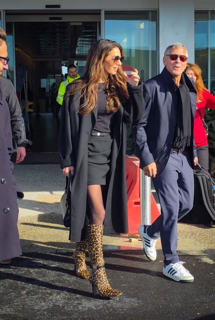 George apostó por un conjunto azul marino a juego y un par de tenis deportivos.