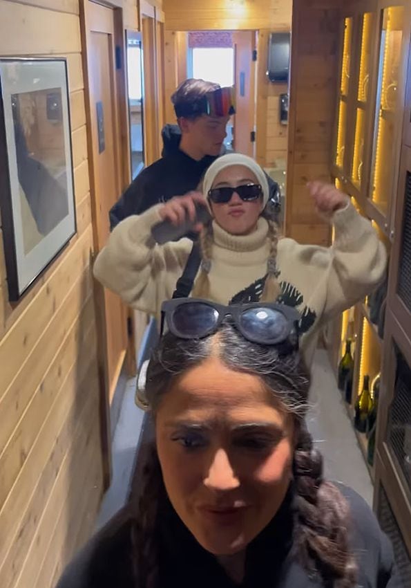 Salma Hayek con su hija y el hijo de Linda Evangelista