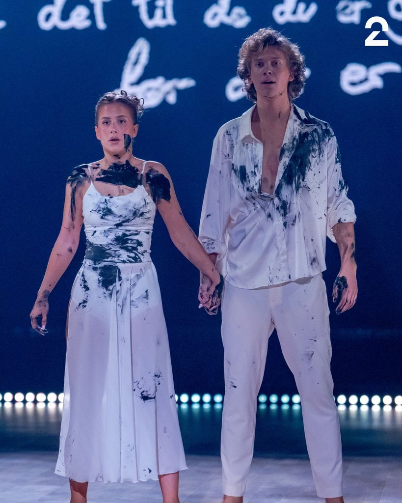 Leah Behn y su pareja de baile, en la actuación con la que ha homenajeado a su fallecido padre, el escritor noruego Ari Behn