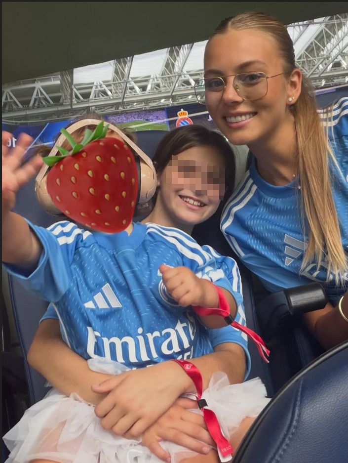 Thibaut Courtois ha compartido esta imagen de Mishel Gerzig con Adriana y su hermanita Ellie