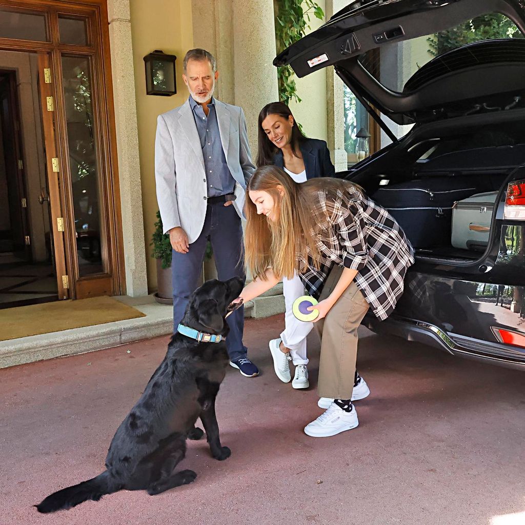 Infanta Sofía se despide de sus padres y su mascota